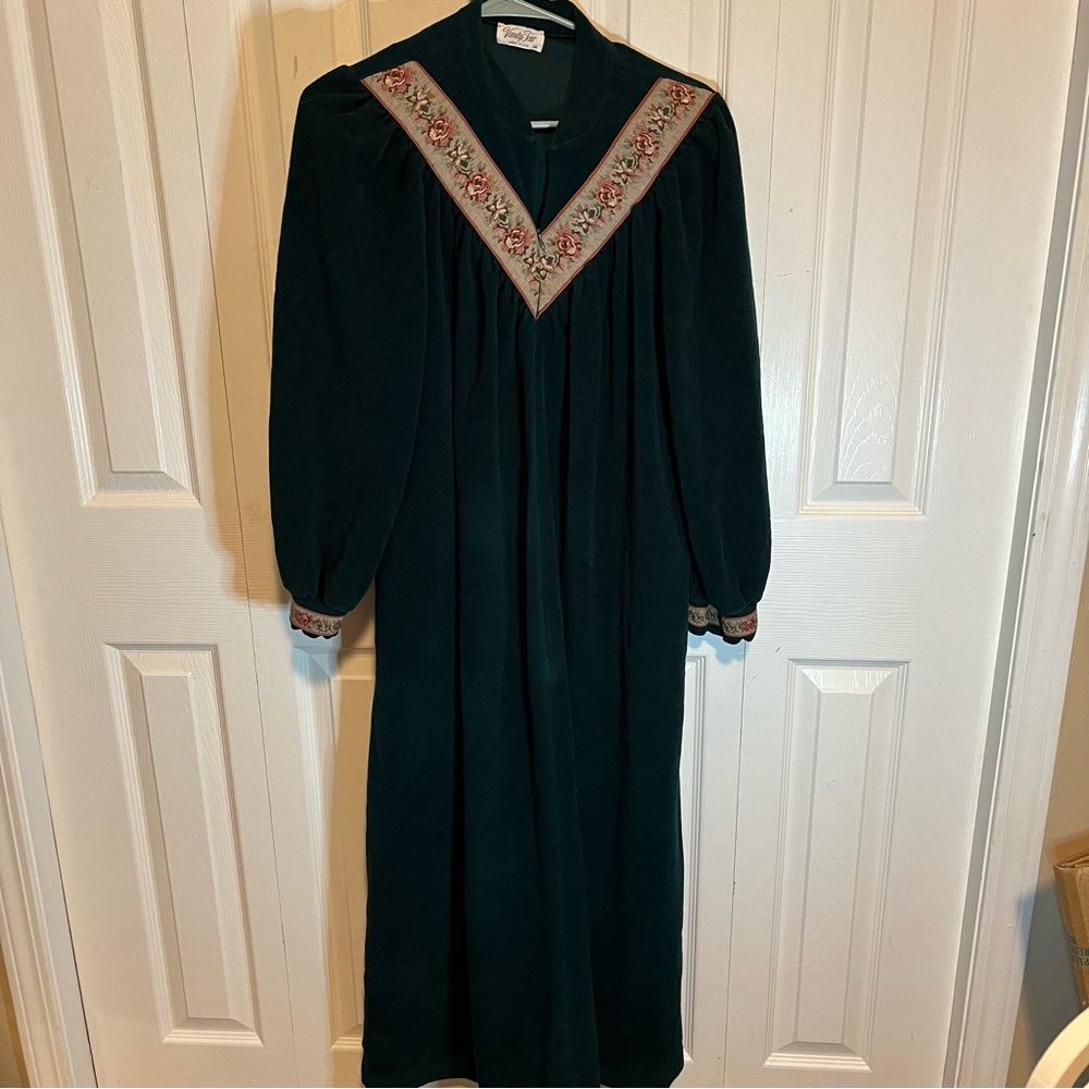 Vintage Vanity Fair robe size medium in deep Green floral embroidered design
